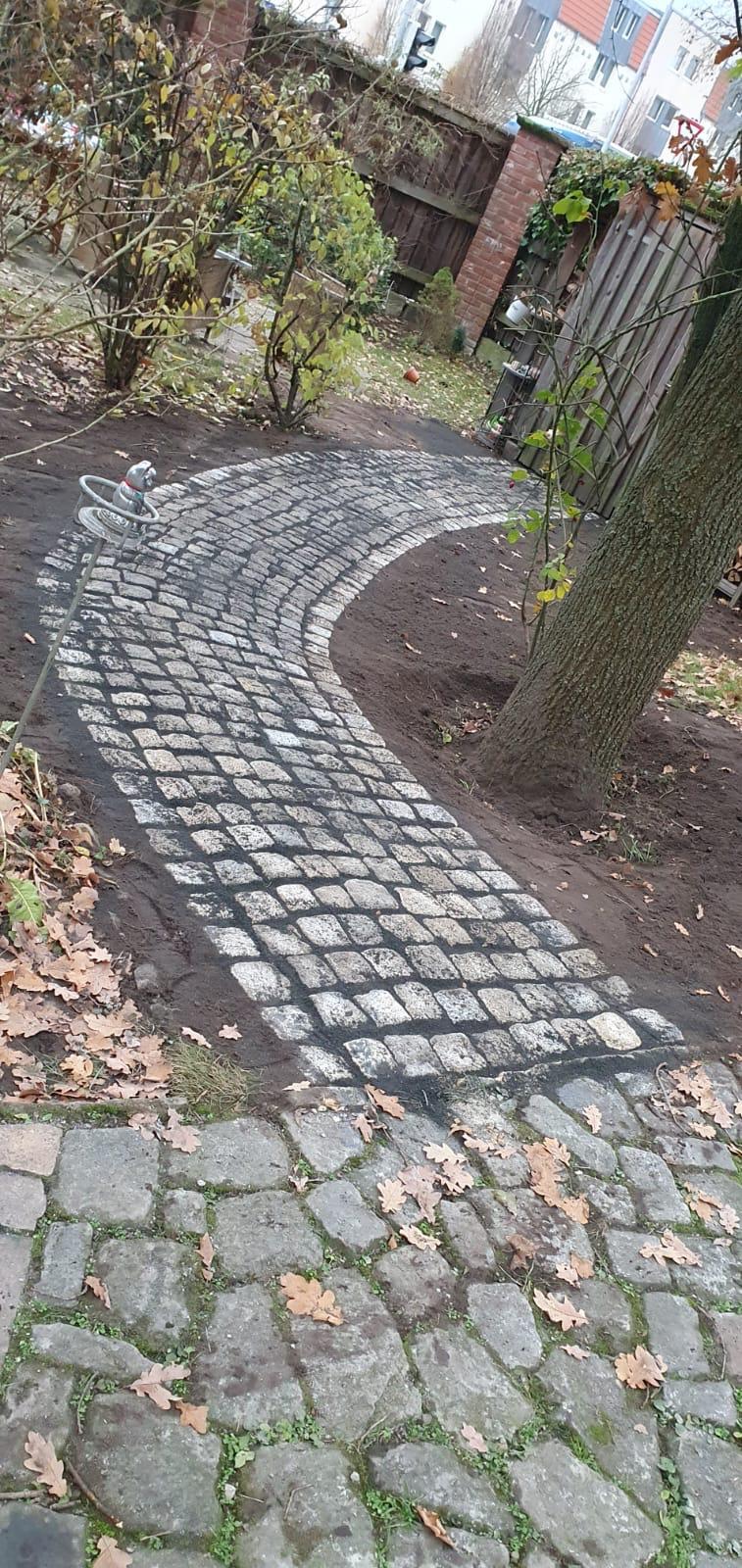 Moderne Pflasterfläche vor dem Haus