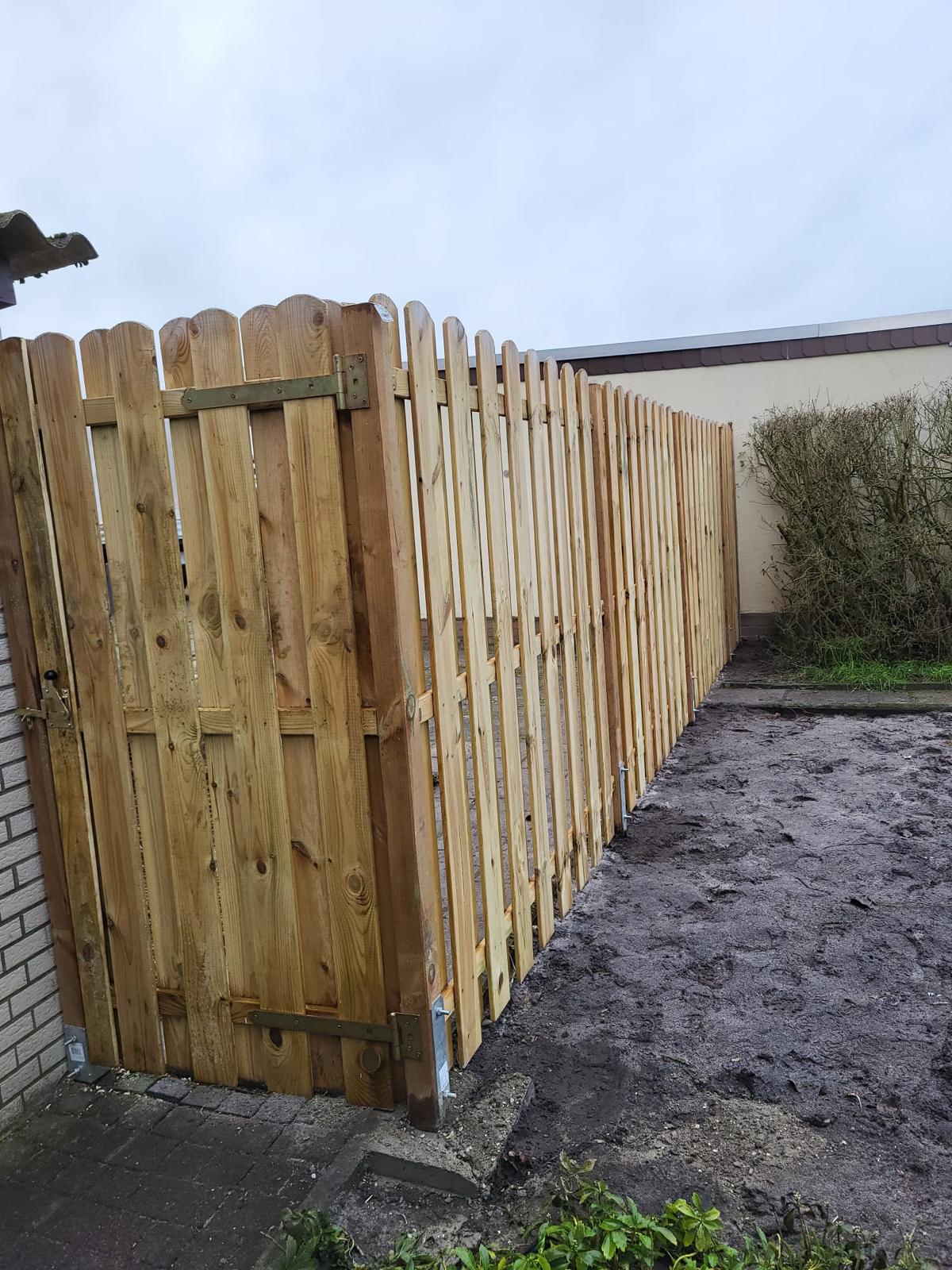 Stabiler Sichtschutzzaun aus Holz